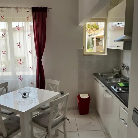 Apartments Uno Daire Tisno