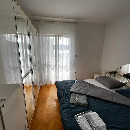 Apartments Uno Daire Tisno