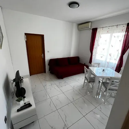 Apartments Uno Tisno