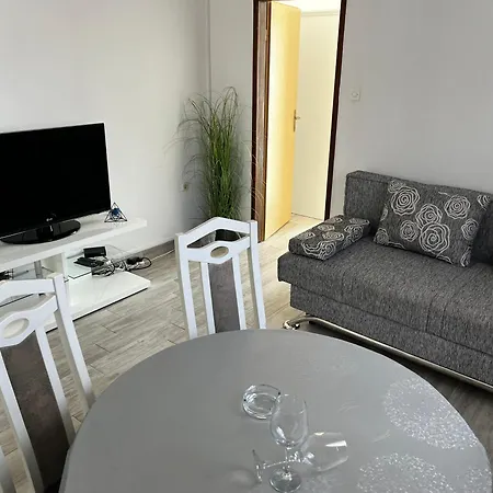 Apartments Uno Tisno
